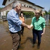 Thủ tướng Italy Giorgia Meloni (phải) thăm khu vực chịu ảnh hưởng của lũ lụt tại thị trấn Faenza, Emilia-Romagna, ngày 21/5/2023. (Ảnh: AFP/TTXVN)