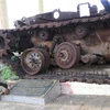Xác xe tăng bên trong di tích chiến hào thép Lộc Tự đã hư hỏng, hoen rỉ. (Ảnh: Đinh Hương/TTXVN)