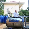 Học sinh Trường phổ thông dân tộc bán trú tiểu học Tả Gia Khâu, huyện Mường Khương tận dụng nước mưa để dùng trong sinh hoạt cá nhân hàng ngày. (Ảnh: Quốc Khánh/TTXVN)
