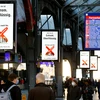 Các màn hình có nội dung ủng bộ quan điểm cấm quảng cáo thuốc lá nhằm vào giới trẻ tại nhà ga đường sắt trung tâm ở Zurich, Thụy Sĩ ngày 10/2/2022. (Nguồn: Reuters)