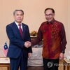 Bộ trưởng Quốc phòng Hàn Quốc Lee Jong-sup (trái) bắt tay Thủ tướng Malaysia Anwar Ibrahim trong cuộc gặp ở Langkawi, Malaysia ngày 24/5. (Nguồn: Yonhap)