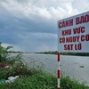 Chính quyền địa phương xã Phước Lại (Cần Giuộc, Long An) cắm biển cảnh báo nguy hiểm. (Ảnh: Bùi Giang/TTXVN)