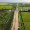 Đường Cao tốc Mỹ Thuận - Cần Thơ đi qua, chia cắt đất của người dân xã An Khánh thành 2 thửa đất nhưng không có đường dân sinh đi vào đồng ruộng để sản xuất. (Ảnh: Nhựt An/TTXVN)
