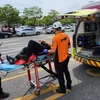 Nhân viên cứu hộ di chuyển một hành khách lên xe cứu thương tại Sân bay Quốc tế Daegu ở Daegu, ngày 26 tháng 5 năm 2023. (Nguồn: AP)