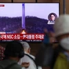 Truyền thông Hàn Quốc đưa tin về vụ phóng vật thể được Triều Tiên gọi là "vệ tinh không gian" từ làng Dongchang-ri, Triều Tiên ngày 31/5/2023. (Ảnh: Yonhap/TTXVN)