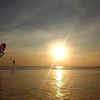 Du khách chơi dù lượn trên biển Phú Quốc, Kiên Giang. (Ảnh: TTXVN phát)