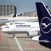 Các máy bay của Hãng hàng không Lufthansa đậu tại sân bay ở Frankfurt am Main, Đức. (Ảnh: AFP/TTXVN)