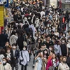 Người dân di chuyển trên đường phố thủ đô Tokyo, Nhật Bản ngày 5/4/2023. (Ảnh: AFP/TTXVN)