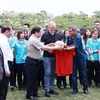Đại diện đội Bóng đá Nữ Việt Nam tặng chiếc áo thi đấu của Đội tuyển Nữ Việt Nam cho Thủ tướng Phạm Minh Chính và Thủ tướng Australia Anthony Albanese. (Ảnh: Dương Giang/TTXVN)