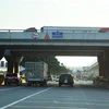 Phương tiện giao thông lưu thông tại cầu vượt Trạm 2 (thành phố Thủ Đức), điểm nút giao với Xa lộ Hà Nội. (Ảnh: Hồng Đạt/TTXVN)