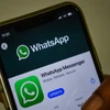 Biểu tượng của ứng dụng WhatsApp trên màn hình điện thoại. (Ảnh: AFP/TTXVN)