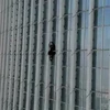 George King-Thompson lúc leo lên tòa tháp Lotte World cao 123 tầng ở Seoul, Hàn Quốc ngày 12/6/2023. (Ảnh: Reuters/TTXVN)