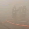 Lính cứu hỏa nỗ lực khắc phục đám cháy. (Nguồn: Oops Top)