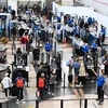 Hành khách tại sân bay ở Denver, bang Colorado, Mỹ. (Ảnh: AFP/TTXVN)