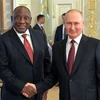 Tổng thống Nga Vladimir Putin (phải) và Tổng thống Nam Phi Cyril Ramaphosa trong cuộc gặp tại Strelna, ngoại ô Saint Petersburg (Nga) ngày 17/6/2023. (Ảnh: AFP/TTXVN)