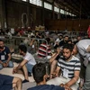 Những người được cứu trong vụ chìm tàu chở người di cư được đưa tới cảng ở thị trấn Kalamata, Hy Lạp, ngày 15/6/2023. (Ảnh: AFP/TTXVN)