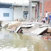 Các căn nhà bị rơi xuống sông tại vụ sạt lở xã Song Phụng (giáp sông Hậu), huyện Long Phú, tỉnh Sóc Trăng. (Ảnh Tuấn Phi/TXVN)