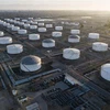 Các bể chứa dầu tại Carson, bang California, Mỹ. (Ảnh: AFP/TTXVN)