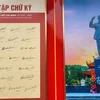 Bút tích của Chủ tịch Hồ Chí Minh trưng bày tại triển lãm. (Ảnh: TTXVN phát)