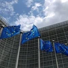 Cờ của Liên minh châu Âu tung bay bên ngoài trụ sở Ủy ban châu Âu tại Brussels, Bỉ. (Nguồn: Reuters)