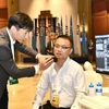 Một người đàn ông dùng thử hệ thống chẩn đoán siêu âm dựa trên công nghệ AI tại Hội nghị, ngày 26/6. (Ảnh: Tân Hoa xã)