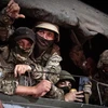 Các thành viên Tập đoàn quân sự tư nhân Wagner trên xe quân sự tại thành phố Rostov-on-Don tối 24/6/2023. (Ảnh: AFP/TTXVN)