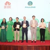 Đại diện doanh nghiệp nhận vinh danh Top 50 doanh nghiệp phát triển bền vững tiêu biểu năm 2023. (Ảnh: Mỹ Phương/TTXVN)