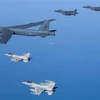 Máy bay ném bom chiến lược B-52H (giữa) của Mỹ cùng máy bay chiến đấu F-15K và KF-16 của Hàn Quốc tham gia cuộc tập trận ngày 6/3/2023. (Ảnh: Yonhap/TTXVN)