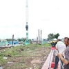 Các kỹ sư làm việc tại dự án cải tạo kênh Tham Lương-Bến Cát-rạch Nước Lên. (Ảnh: Tiến Lực/TTXVN)