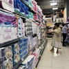 Các nhà bán lẻ tại TP Hồ Chí Minh sẵn sàng điều chỉnh giá hàng hóa sau khi thuế VAT giảm 2%. (Ảnh: Mỹ Phương/TTXVN)