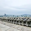 Tuyến đê biển tại phường Đông Hải (thành phố Phan Rang-Tháp Chàm, tỉnh Ninh Thuận) được xây dựng kiên cố nhằm ngăn sóng biển xâm thực. (Ảnh: Nguyễn Thành/TTXVN)
