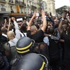 Cảnh sát chống bạo động Pháp được triển khai đối phó với cuộc biểu tình phản đối cái chết của thanh niên da màu Adama Traore, tại Paris, ngày 30/7/2016. (Ảnh: AFP/TTXVN)