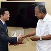 Thủ hiến bang Kerala Pinarayi Vijayan tặng quà lưu niệm cho Đại sứ Nguyễn Thanh Hải. (Ảnh: Ngọc Thúy/TTXVN)