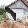 Vụ sạt lở núi tháng 12/2022 đã làm ngôi nhà ông Đinh Ang Tổ dân phố làng Dầu, thị trấn Di Lăng, huyện Sơn Hà bị sập một nửa vẫn chưa được khắc phục. (Ảnh: Phạm Cường/TTXVN)