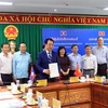 Chủ tịch UBND tỉnh Vĩnh Long Lữ Quang Ngời ký kết biên bản hợp tác tại điểm cầu Vĩnh Long. (Ảnh: Phạm Minh Tuấn/TTXVN)