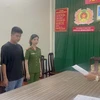 Cơ quan Công an tống đạt các Quyết định khởi tố và Lệnh bắt tạm giam Nguyễn Trung Kiên, trưởng nhóm kinh doanh, đối tượng cầm đầu. (Nguồn: Báo Công an Nhân dân)