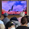Người dân theo dõi bản tin về vụ phóng tên lửa của Triều Tiên trên truyền hình ở Seoul, Hàn Quốc, ngày 12/7/2023. (Ảnh: AFP/TTXVN)