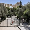 Nhân viên đóng cửa vào thành cổ Acropolis tại Athens, Hy Lạp vào khung giờ nắng nóng nhất, ngày 14/7/2023. (Ảnh: AFP/TTXVN)