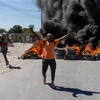 Người dân đốt lốp xe trong cuộc biểu tình phản đối bạo lực băng đảng ở thủ đô Port-au-Prince, Haiti ngày 26/1/2023. (Ảnh: AFP/TTXVN)