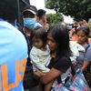 Người dân sơ tán đến nơi trú ẩn do núi lửa Mayon phun trào tại Daraga, Philippines ngày 9/6/2023. (Ảnh: AFP/TTXVN)