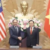 Chủ tịch Quốc hội Vương Đình Huệ và Thủ tướng Malaysia Anwar Ibrahim chụp ảnh chung. (Ảnh: Doãn Tấn/TTXVN)