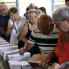 Cử tri Tây Ban Nha bỏ phiếu tại một địa điểm bầu cử ở Badalona, Tây Ban Nha, ngày 23/7/2023. (Ảnh: AFP/TTXVN)