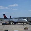 Máy bay của hãng hàng không Delta Airlines tại Sân bay quốc gia Washington ở Arlington, Virginia, Mỹ. (Ảnh: AFP/TTXVN)