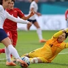 Thủ môn Kim Thanh cản phá cú sút của tiền đạo đội tuyển nữ Mỹ. (Ảnh: TTXVN phát)