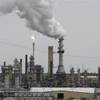 Khí thải phát ra từ một nhà máy lọc dầu ở Fort McMurray, Canada.( Ảnh: AFP/TTXVN)