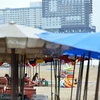 Khách du lịch tại bãi biển ở Pattaya, Thái Lan. (Ảnh: THX/TTXVN)