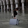 Ngập lụt trên quảng trường San Marco ở Venice, Italy ngày 13/11/2019 do triều cường cao nhất trong 50 năm. (Ảnh: THX/TTXVN)