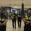 Cảnh sát Hàn Quốc tuần tra gần một ga tàu điện ngầm sau vụ tấn công ở Seongnam vào ngày 3/8. (Nguồn: AP)