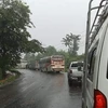 Mưa lớn làm giao thông tắc nghẽn tại tỉnh Bolykhamxay, Trung Lào. (Ảnh TTXVN phát)