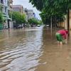 Đường phố thành phố Vĩnh Yên bị ngập do mưa lớn. (Ảnh: Nguyễn Trọng Lịch/TTXVN)